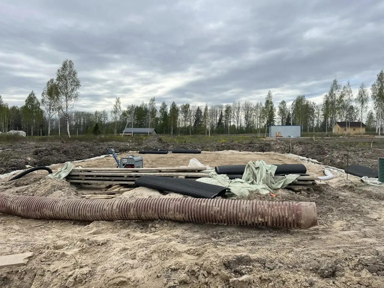 Пластиковая гофра продавлена под заездом